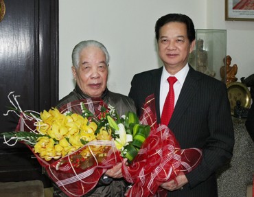 PM pays New Year visit to former top leaders - ảnh 1